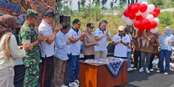 KENDAL, Lingkarjateng.id – Bupati Kendal Dyah Kartika Permanasari meresmikan sumur bor bantuan Corporate Social Responsibility (CSR) PT Arlisco Elektrika Perkasa di Dusun Krajan, Desa Tambahsari, Kecamatan Limbangan, Sabtu, 10 Oktober 2026. (Dok for Lingkarjateng.id)