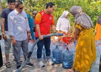 IKADIN Kota Semarang berikan bantuan air bersih ke warga Kelurahan Jabungan, Kecamatan Banyumanik, Kota Semarang, Minggu (18/10). Foto : Lingkar Network/Syahril