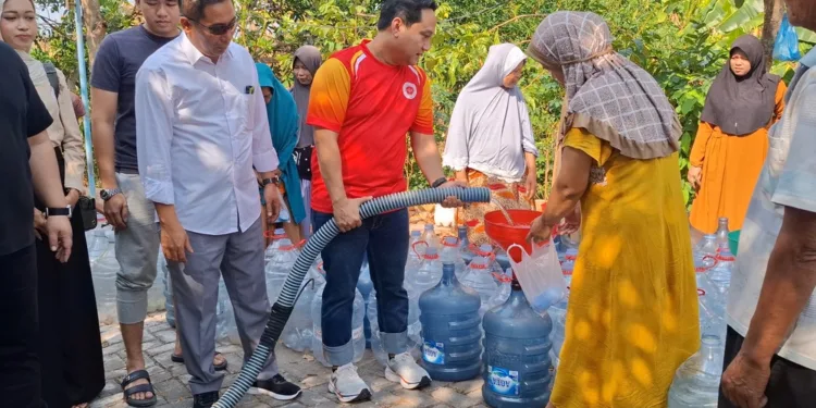 IKADIN Kota Semarang berikan bantuan air bersih ke warga Kelurahan Jabungan, Kecamatan Banyumanik, Kota Semarang, Minggu (18/10). Foto : Lingkar Network/Syahril