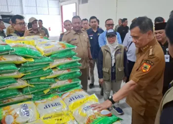 Gubernur Jateng, Ahmad Lutfi saat meninjau KDMP Bergas Kidul di Kecamatan Bergas, Kabupaten Semarang pada Selasa, (20/10). Foto : Lingkar Network/Hesty