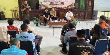 Badan Kesatuan Bangsa dan Politik (Bakesbangpol) Kabupaten Jepara memberikan pengarahan pembinaan ormas mengantisipasi konflik pemilihan petinggi di Aula Museum R.A. Kartini Jepara pada Selasa, 27 Oktober 2026. (Tomi Budianto/Lingkarjateng.id)
