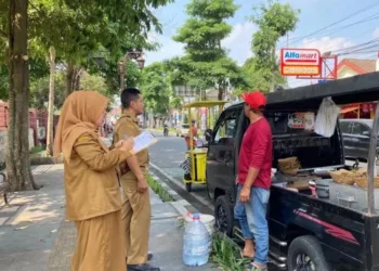 Petugas Dinas Perdagangan Kota Salatiga melayangkan surat peringatan kepada pedagang kaki lima yang berjualan di kawasan larangan, belum lama ini. (Dok Dinas Perdagangan/Lingkarjateng.id)