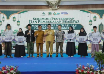 Gubernur Jateng Ahmad Luthfi (keempat kiri) dan Wagub Taj Yasin (kelima kiri) dalam acara Penyerahan dan Pembekalan Beasiswa Ma'had Aly dan Santri Penggerak 2026 di Gedung Gradhika Bhakti Praja, Semarang Senin, 19 Oktober 2026. (Humas Pemprov Jateng)