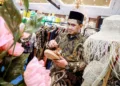 Wakil Gubernur Jawa Tengah Taj Yasin Maimoen mengunjungi salah satu stan UMKM di Inacraft Oktober Vol. 5 2026 di Jakarta International Convention Center (JICC), Jakarta pada Selasa, 7 Oktober 2026. (Humas Pemprov Jateng)