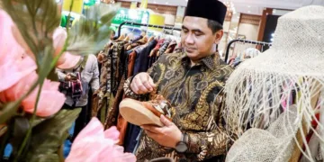 Wakil Gubernur Jawa Tengah Taj Yasin Maimoen mengunjungi salah satu stan UMKM di Inacraft Oktober Vol. 5 2026 di Jakarta International Convention Center (JICC), Jakarta pada Selasa, 7 Oktober 2026. (Humas Pemprov Jateng)