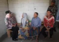 Bupati Kendal, Dyah Kartika Permanasari (kiri) saat mengunjungi penerima bantuan rehabilitasi rumah dan memberikan bantuan warga Jurangagung, Kecamatan Plantungan, Kamis, 15 Oktober 2026. (Anik Kustiani/Lingkarjateng.id)