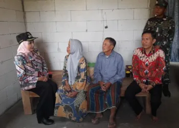 Bupati Kendal, Dyah Kartika Permanasari (kiri) saat mengunjungi penerima bantuan rehabilitasi rumah dan memberikan bantuan warga Jurangagung, Kecamatan Plantungan, Kamis, 15 Oktober 2026. (Anik Kustiani/Lingkarjateng.id)