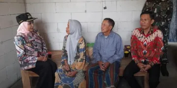 Bupati Kendal, Dyah Kartika Permanasari (kiri) saat mengunjungi penerima bantuan rehabilitasi rumah dan memberikan bantuan warga Jurangagung, Kecamatan Plantungan, Kamis, 15 Oktober 2026. (Anik Kustiani/Lingkarjateng.id)