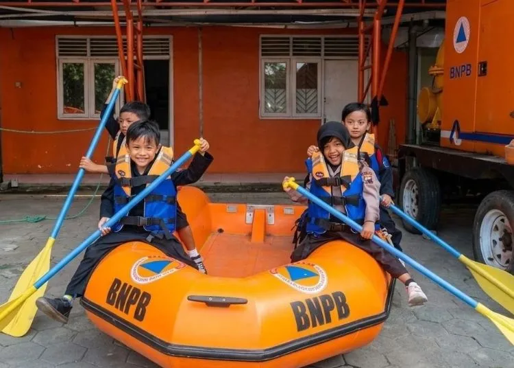 Beberapa siswa TK Kemala Bhayangkari 34 Kendal diajari simulasi siap siaga bencana di kantor BPBD Kabupaten Kendal pada Kamis, 15 Oktober 2026. (dok for Lingkarjateng.id)