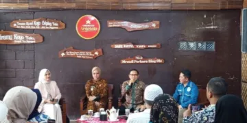 Menteri Koordinator Pemberdayaan Masyarakat (Menko PM) Abdul Muhaimin Iskandar (kketiga kiri) saat berdialog dengan pelaku ekonomi kreatif di Kampung Singkong Argotelo, Salatiga, Kamis, 15 Oktober 2026. (Angga Rosa/Lingkarjateng.id)