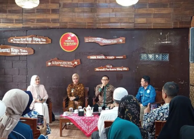 Menteri Koordinator Pemberdayaan Masyarakat (Menko PM) Abdul Muhaimin Iskandar (kketiga kiri) saat berdialog dengan pelaku ekonomi kreatif di Kampung Singkong Argotelo, Salatiga, Kamis, 15 Oktober 2026. (Angga Rosa/Lingkarjateng.id)