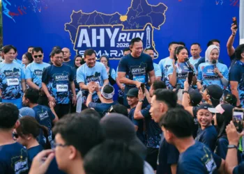 Gubernur Jawa Tengah Ahmad Luthfi bersama Menteri Koordinator Bidang Infrastruktur dan Pembangunan Kewilayahan Agus Harimurti Yudhoyono mengikuti AHY Run Semarang 2026 yang digelar di Kota Semarang, Minggu, 18 Oktober 2026. (Humas Pemprov Jateng/Lingkarjateng.id)