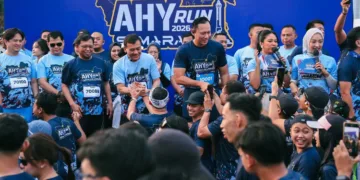 Gubernur Jawa Tengah Ahmad Luthfi bersama Menteri Koordinator Bidang Infrastruktur dan Pembangunan Kewilayahan Agus Harimurti Yudhoyono mengikuti AHY Run Semarang 2026 yang digelar di Kota Semarang, Minggu, 18 Oktober 2026. (Humas Pemprov Jateng/Lingkarjateng.id)