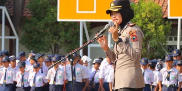 Kapolres Kendal, AKBP Ratna Quratul Ainy, memberi edukasi tentang bahaya perundungan kepada siswa MTsN 1 Brangsong, Kabupaten Kendal, Senin, 19 Oktober 2026. (Humas Polres Kendal/Lingkarjateng.id)
