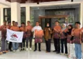 Wali Kota Pekalongan HA Afzan Arslan Djunaid bersama Wakil Wali Kota Balgis Diab melepas enam atlet Asosiasi Lari Trail Indonesia (ALTI) Kota Pekalongan yang akan berlaga pada Kejurda ALTI Jawa Tengah di Kantor Setda Kota Pekalongan, Jumat, 23 Oktober 2026. (Fahri Alakbar/Lingkarjateng.id)