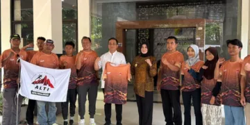 Wali Kota Pekalongan HA Afzan Arslan Djunaid bersama Wakil Wali Kota Balgis Diab melepas enam atlet Asosiasi Lari Trail Indonesia (ALTI) Kota Pekalongan yang akan berlaga pada Kejurda ALTI Jawa Tengah di Kantor Setda Kota Pekalongan, Jumat, 23 Oktober 2026. (Fahri Alakbar/Lingkarjateng.id)