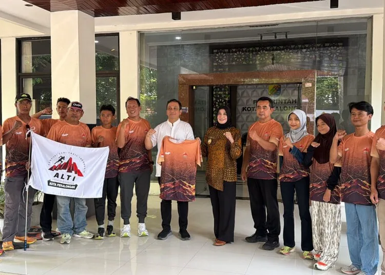 Wali Kota Pekalongan HA Afzan Arslan Djunaid bersama Wakil Wali Kota Balgis Diab melepas enam atlet Asosiasi Lari Trail Indonesia (ALTI) Kota Pekalongan yang akan berlaga pada Kejurda ALTI Jawa Tengah di Kantor Setda Kota Pekalongan, Jumat, 23 Oktober 2026. (Fahri Alakbar/Lingkarjateng.id)