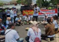 Massa APB menggelar teatrikal dan orasi saat mengawal sidang pledoi Bupati Pati nonaktif Sudewo di PN Tipikor Semarang, Senin, 5 Oktober 2026. (Syahril Muadz/Lingkarjateng.id)