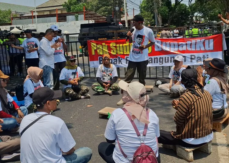Massa APB menggelar teatrikal dan orasi saat mengawal sidang pledoi Bupati Pati nonaktif Sudewo di PN Tipikor Semarang, Senin, 5 Oktober 2026. (Syahril Muadz/Lingkarjateng.id)
