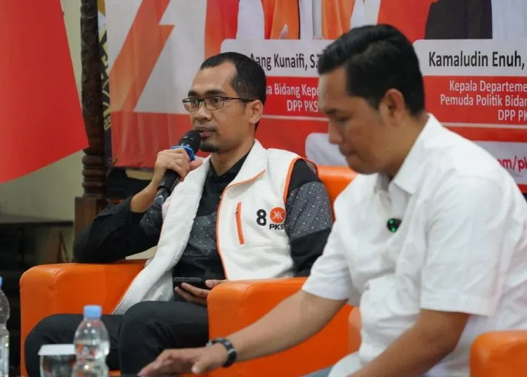 Anggota DPRD Jawa Tengah yang juga Ketua Bidang Kepemudaan DPW PKS Jawa Tengah, Hafidz Alhaq Fatih (kiri), menjadi pengisi acara Akademi Pemimpin Muda Indonesia (APMI) di Gedung DPTW PKS Jawa Tengah, Semarang, Minggu, 4 Oktober 2026. (dok for Lingkarjateng.id)