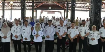 Acara penandatanganan komitmen bersama pengentasan masalah anak tidak sekolah di Pendopo Kabupaten Demak pada Rabu, 21 Oktober 2026. (M. Burhanuddin Aslam/Lingkarjateng.id)