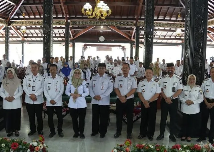 Acara penandatanganan komitmen bersama pengentasan masalah anak tidak sekolah di Pendopo Kabupaten Demak pada Rabu, 21 Oktober 2026. (M. Burhanuddin Aslam/Lingkarjateng.id)