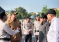 Ketua DPRD Kabupaten Jepara (kemeja hitam), Agus Sutisna, bersama Bupati Jepara, Witiarso Utomo, berdialog usai mengikuti apel pasukan pengamanan Pilpet serentak 2026 di Halaman Mapolres Jepara, pada Senin, 19 Oktober 2026. (Tomi Budianto/Lingkarjateng.id)