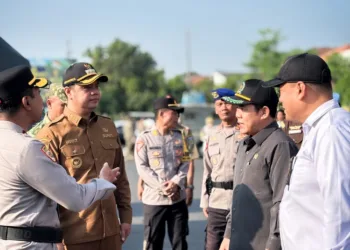 Ketua DPRD Kabupaten Jepara (kemeja hitam), Agus Sutisna, bersama Bupati Jepara, Witiarso Utomo, berdialog usai mengikuti apel pasukan pengamanan Pilpet serentak 2026 di Halaman Mapolres Jepara, pada Senin, 19 Oktober 2026. (Tomi Budianto/Lingkarjateng.id)