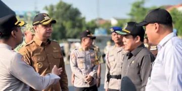 Ketua DPRD Kabupaten Jepara (kemeja hitam), Agus Sutisna, bersama Bupati Jepara, Witiarso Utomo, berdialog usai mengikuti apel pasukan pengamanan Pilpet serentak 2026 di Halaman Mapolres Jepara, pada Senin, 19 Oktober 2026. (Tomi Budianto/Lingkarjateng.id)