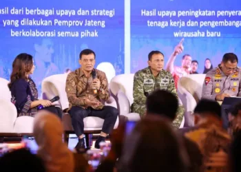 Gubernur Jawa Tengah, Ahmad Luthfi (kedua kiri), dalam acara Forum Investasi Jawa Tengah dan Detik Jateng-Jogja Award 2026 di Kawasan Ekonomi Khusus (KEK) Industropolis Batang, Jumat, 23 Oktober 2026. (Humas Pemprov Jateng)