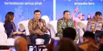 Gubernur Jawa Tengah, Ahmad Luthfi (kedua kiri), dalam acara Forum Investasi Jawa Tengah dan Detik Jateng-Jogja Award 2026 di Kawasan Ekonomi Khusus (KEK) Industropolis Batang, Jumat, 23 Oktober 2026. (Humas Pemprov Jateng)