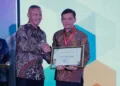 Gubernur Jawa Tengah, Ahmad Luthfi (kanan), menerima penghargaan terkait pencegahan korupsi dalam acara peluncuran Indeks Integritas Pendidikan Tahun 2026 yang digelar KPK di Gedung Juang KPK, Jakarta Selatan, Selasa, 6 Oktober 2026. (Humas Pemprov Jateng)