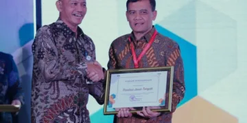 Gubernur Jawa Tengah, Ahmad Luthfi (kanan), menerima penghargaan terkait pencegahan korupsi dalam acara peluncuran Indeks Integritas Pendidikan Tahun 2026 yang digelar KPK di Gedung Juang KPK, Jakarta Selatan, Selasa, 6 Oktober 2026. (Humas Pemprov Jateng)