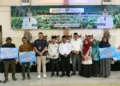 Penyerahan bantuan langsung tunai dari Dana Bagi Hasil Cukai Hasil Tembakau (DBHCHT) secara simbolis di Aula Kantor Kecamatan Sulang, Rabu, 28 Oktober 2026. (Vicky Rio/Lingkarjateng.id)