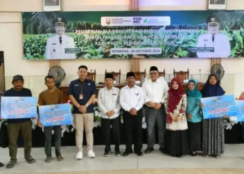 Penyerahan bantuan langsung tunai dari Dana Bagi Hasil Cukai Hasil Tembakau (DBHCHT) secara simbolis di Aula Kantor Kecamatan Sulang, Rabu, 28 Oktober 2026. (Vicky Rio/Lingkarjateng.id)