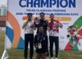 Atlet atletik Kabupaten Demak, Riski Bagas Sadzali (tengah), memamerkan medali emas yang diraih di Porprov Jateng 2026. (Humas Pemkab Demak/Lingkarjateng.id)