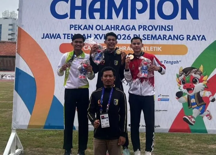 Atlet atletik Kabupaten Demak, Riski Bagas Sadzali (tengah), memamerkan medali emas yang diraih di Porprov Jateng 2026. (Humas Pemkab Demak/Lingkarjateng.id)