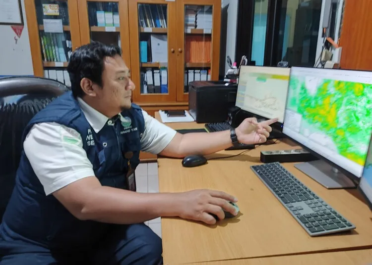 Prakirawan Cuaca BMKG Ahmad Yani Semarang, Harits Syahid Hakim. (Rizky Syahrul Al-Fath/Lingkarjateng.id)