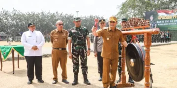 Gubernur Jawa Tengah Ahmad Luthfi saat membuka kegiatan Bakti TNI AD untuk Rakyat 2026 di Alun-alun Kecamatan Banyumas, Kabupaten Banyumas, Jumat, 16 Oktober 2026. (Humas Pemprov Jateng/Lingkarjateng.id)