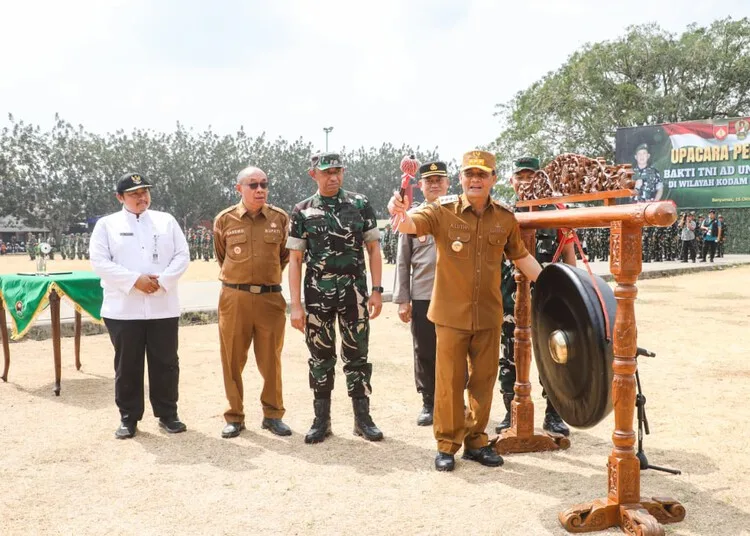 Gubernur Jawa Tengah Ahmad Luthfi saat membuka kegiatan Bakti TNI AD untuk Rakyat 2026 di Alun-alun Kecamatan Banyumas, Kabupaten Banyumas, Jumat, 16 Oktober 2026. (Humas Pemprov Jateng/Lingkarjateng.id)