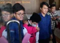 Bendahara II KONI Kendal inisial MRS tersangka dugaan korupsi gaji atlet-pelatih Porprov digiring keluar dari Gedung Kejari Kendal, Kamis, 22 Oktober 2026. (Anik Kustiani/Lingkarjateng.id)