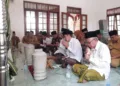 Wakil Bupati Kendal, Benny Karnadi, berziarah di makam KH Asy’ari atau yang dikenal sebagai Kiai Guru di Bukit Jabal, Desa Protomulyo, Kecamatan Kaliwungu Selatan, Senin, 19 Oktober 2026. (Anik Kustiani/Lingkarjateng.id)