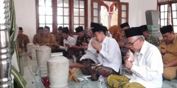 Wakil Bupati Kendal, Benny Karnadi, berziarah di makam KH Asy’ari atau yang dikenal sebagai Kiai Guru di Bukit Jabal, Desa Protomulyo, Kecamatan Kaliwungu Selatan, Senin, 19 Oktober 2026. (Anik Kustiani/Lingkarjateng.id)