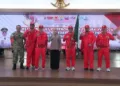 Bupati Kendal, Dyah Kartika Permanasari (keempat kiri), dalam acara pelepasan kontingen untuk berlaga pada kompetisi Porprov Jateng di Pendopo Tumenggung Bahurekso Kendal, Jumat 16 Oktober 2026. (Anik Kustiani/Lingkarjateng.id)