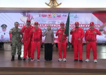 Bupati Kendal, Dyah Kartika Permanasari (keempat kiri), dalam acara pelepasan kontingen untuk berlaga pada kompetisi Porprov Jateng di Pendopo Tumenggung Bahurekso Kendal, Jumat 16 Oktober 2026. (Anik Kustiani/Lingkarjateng.id)
