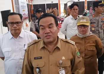 Bupati Blora, Arief Rohman, memberi keterangan kepada wartawan di sela-sela penyerahan operasional dan sosialisasi penataan pedagang Pasar Ngawen, Selasa, 13 Oktober 2026. (Eko Wicaksono/Lingkarjateng.id)