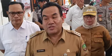 Bupati Blora, Arief Rohman, memberi keterangan kepada wartawan di sela-sela penyerahan operasional dan sosialisasi penataan pedagang Pasar Ngawen, Selasa, 13 Oktober 2026. (Eko Wicaksono/Lingkarjateng.id)