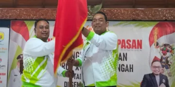 Bupati Grobogan, Setyo Hadi (kanan), saat melepas atlet untuk ajang Porprov Jateng XVII DI Pendopo Kabupaten Grobogan, Minggu, 18 Oktober 2026. (Dok. Setda Grobogan/Lingkarjateng.id)