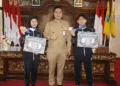 Bupati Jepara, Witiarso Utomo, berfoto bersama M. Ubaidur Rohman dan Dini Mitasari, usai menyerahkan bonus uang saku di ruang kerjanya, Senin, 12 Oktober 2026. (Tomi Budianto/Lingkarjateng.id)