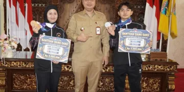 Bupati Jepara, Witiarso Utomo, berfoto bersama M. Ubaidur Rohman dan Dini Mitasari, usai menyerahkan bonus uang saku di ruang kerjanya, Senin, 12 Oktober 2026. (Tomi Budianto/Lingkarjateng.id)